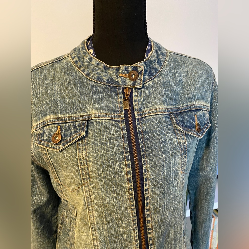 Blue jean jacket with flat mandarin style collar, top and side pockets. size L.